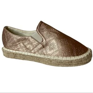 Mukluks Womens Rose Gold Metallic Shoes. Size 9